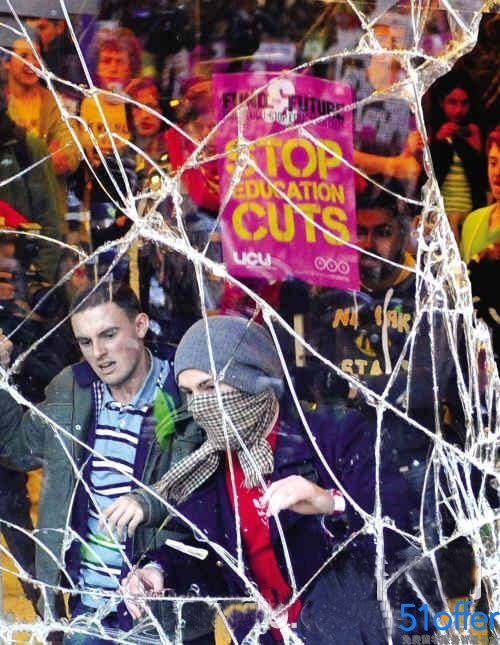 留学英国大学学费暴涨2倍 5万名学生举行暴力