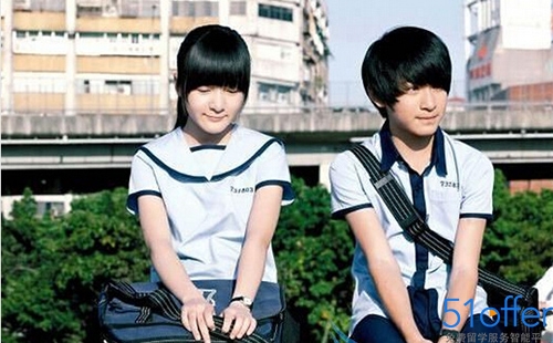 花季中学生情窦初开 中学生早恋不可棒喝