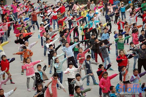 湖北一小学课间跳广场舞 学生舞技直逼大妈