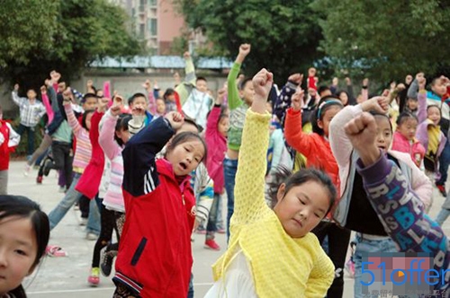 湖北一小学课间跳广场舞 学生舞技直逼大妈