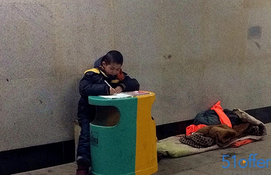 湖南十岁男孩地下通道趴垃圾桶写作业