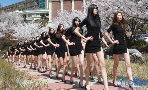 韩国性感模特樱花下上课 走模特步秀大长腿 - 51offer免费留学服务智能平台