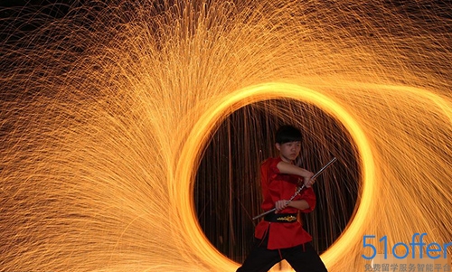 大学生夜间火花中练武很酷炫 - 51offer免费留