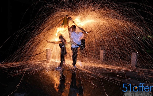 大学生夜间火花中练武很酷炫 - 51offer免费留