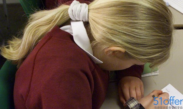 英国小学毕业考试改革遭批 仅半数学生达标 - 