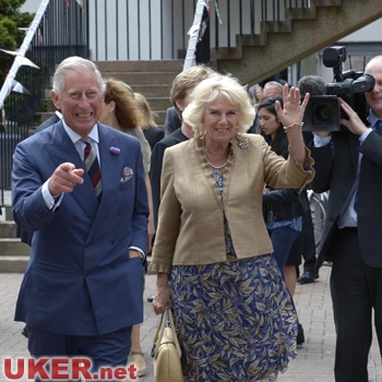 查尔斯王子携夫人卡米拉访问爱丁堡龙比亚大学